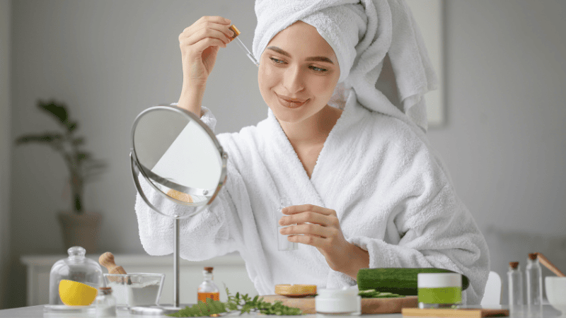 perempuan yang lagi memakai skincare halal untuk ramadan kulit kering jadi terhidrasi, glowing dan lembab